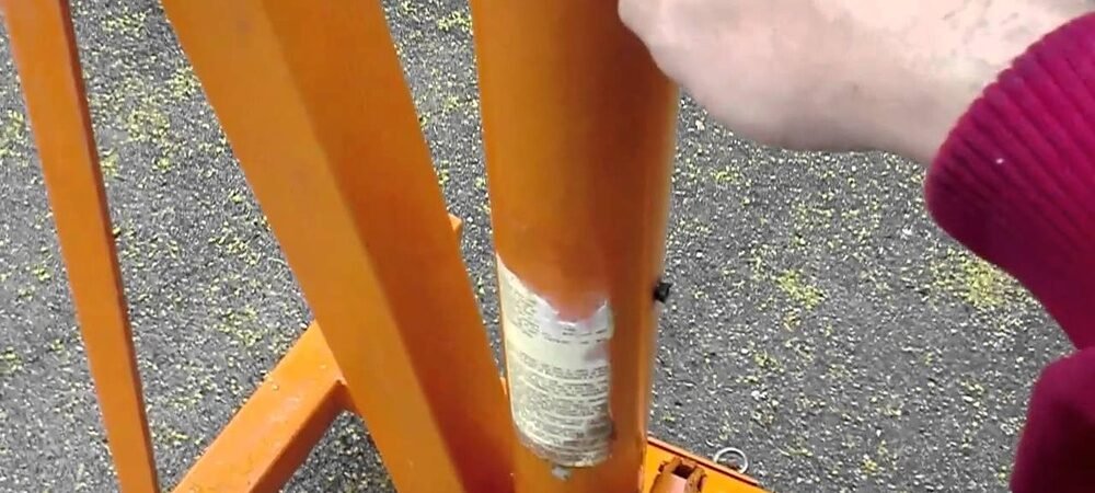 How to Bleed a Hydraulic Engine Hoist