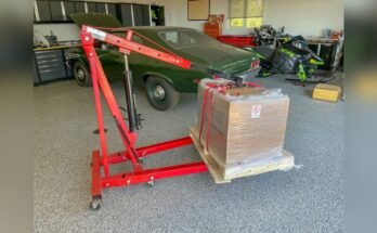 How Wide Should an Engine Hoist Be for Car Removal