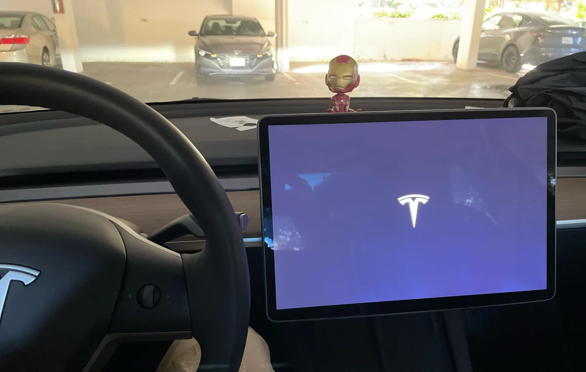 Tesla Model 3 screen frozen
